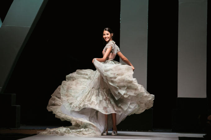 Hoa hậu H&rsquo;Hen Ni&ecirc;, &Aacute; hậu Ho&agrave;ng Th&ugrave;y, &Aacute; hậu M&acirc;u Thủy giữ vai tr&ograve; vedette đ&ecirc;m bế mạc Vietnam International Fashion Week 2018