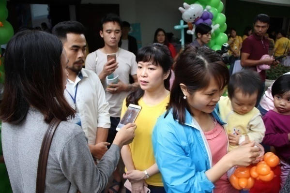 TS Nguyễn Phạm Anh Hoa, Trưởng khoa Gan mật, BV Nhi Trung ương trao đổi với phóng viên bên lề hội thảo.