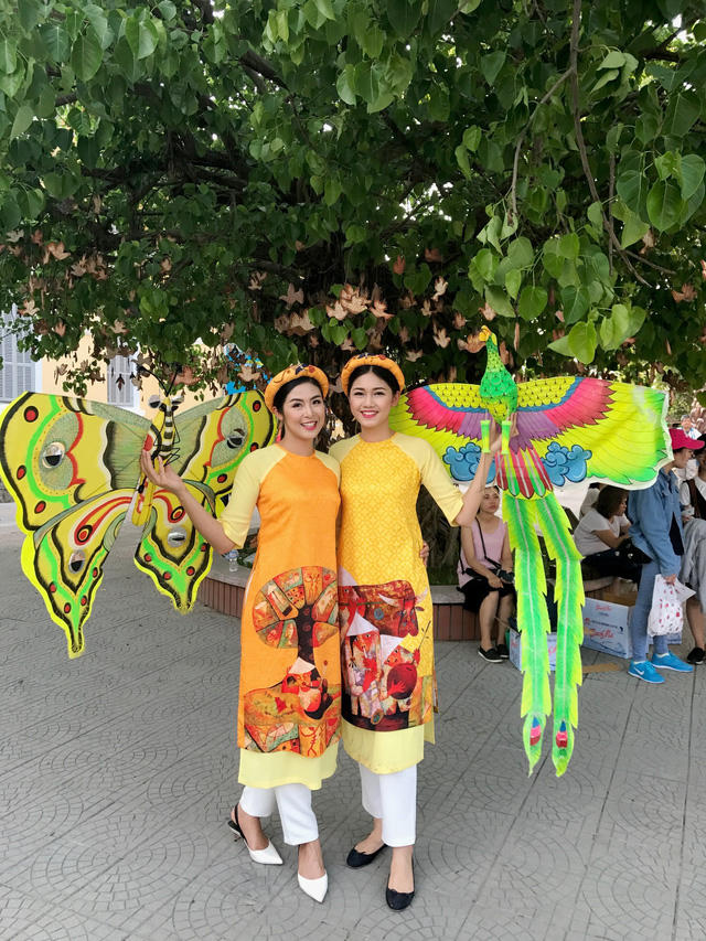 Ngọc Hân và Thanh Tú rạng rỡ khoe sắc.