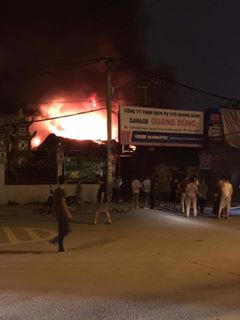 Hiện trường vụ cháy nhìn từ xa.