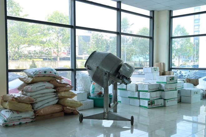 Các thiết bị, máy móc, nhà xưởng các đối tượng sử dụng để sản xuất phân bón giả.