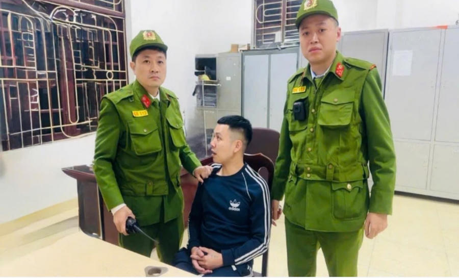 Cơ quan Cảnh sát điều tra Công an TP Hà Nội vừa ra quyết định tạm giữ hình sự Nguyễn Văn Chúc (SN 1998, xã Vĩnh Thành, tỉnh Phú Thọ) để điều tra hành vi cố ý làm hư hỏng tài sản. Chúc được xác định là người trực tiếp gây ra vụ hỏa hoạn tại khu nhà trọ trên địa bàn phường Hà Đông rạng sáng 14/1/2026. Ảnh: Công an Thành phố Hà Nội