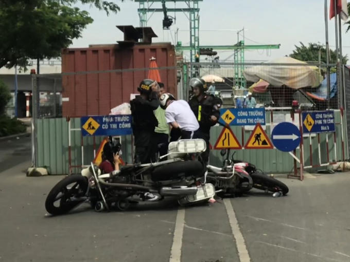 Ngày 27-10, PK20 cho biết đã tạm đình chỉ một CSCĐ vì đã lên gối em học sinh cấp 3. Ảnh cắt từ clip.