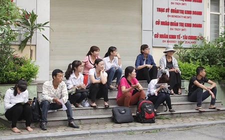 Nhiều phụ huynh lo lắng về bài thi của các con em.