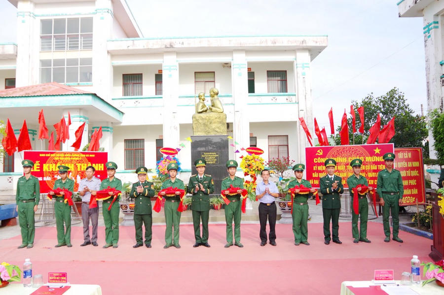 Trước đó, Hải đội Biên phòng 2 (BĐBP Cà Mau) đã khánh thành khu tưởng niệm tượng đài “Bác Hồ với chiến sĩ Biên phòng”.
