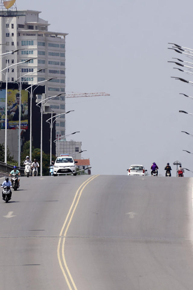 Mặt đường như tấm gương phản xạ nhiệt trở lại người đi đường.