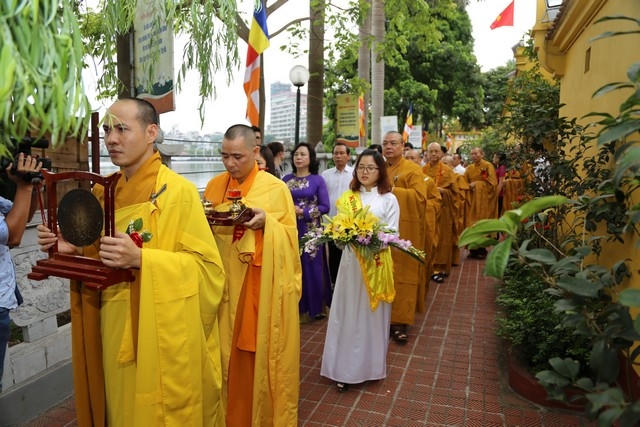 H&agrave; Nội: H&agrave;ng ng&agrave;n phật tử Ch&ugrave;a Trấn Quốc hoan hỉ k&iacute;nh mừng Phật đản