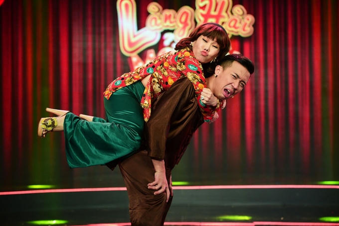 Trấn Th&agrave;nh, nhạc sĩ Đức Huy hốt hoảng v&igrave; bị th&iacute; sinh &ldquo;cưỡng h&ocirc;n&rdquo; trong L&agrave;ng h&agrave;i mở hội