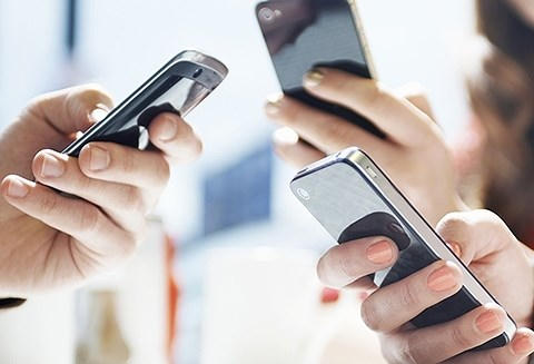 Sử dụng điện thoại di động quá mức:Các nghiên cứu đã chỉ ra rằng giữ điện thoại di động gần cơ thể trong một thời gian dài cũng có thể gây ra ung thư da, như làn sóng vô tuyến phát ra từ điện thoại di động có thể kích hoạt sự phát triển của tế bào ung thư ở da.