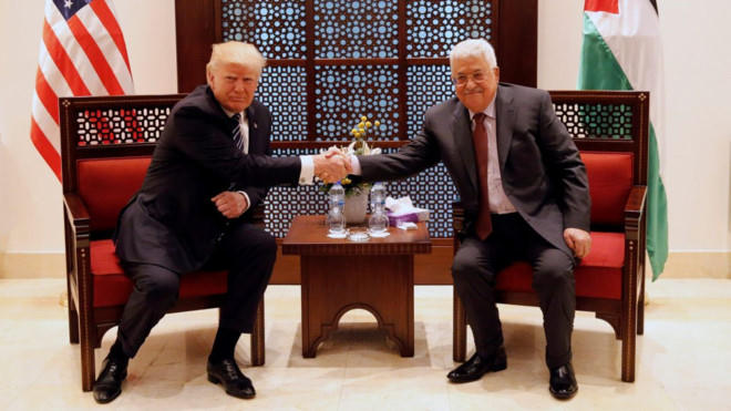Tổng thống Mỹ Donald Trump (trái) bắt tay với lãnh đạo Palestine Mahmoud Abbas ở Bethlehem, khu Bờ Tây ngày 23/5. Ảnh: Reuters.