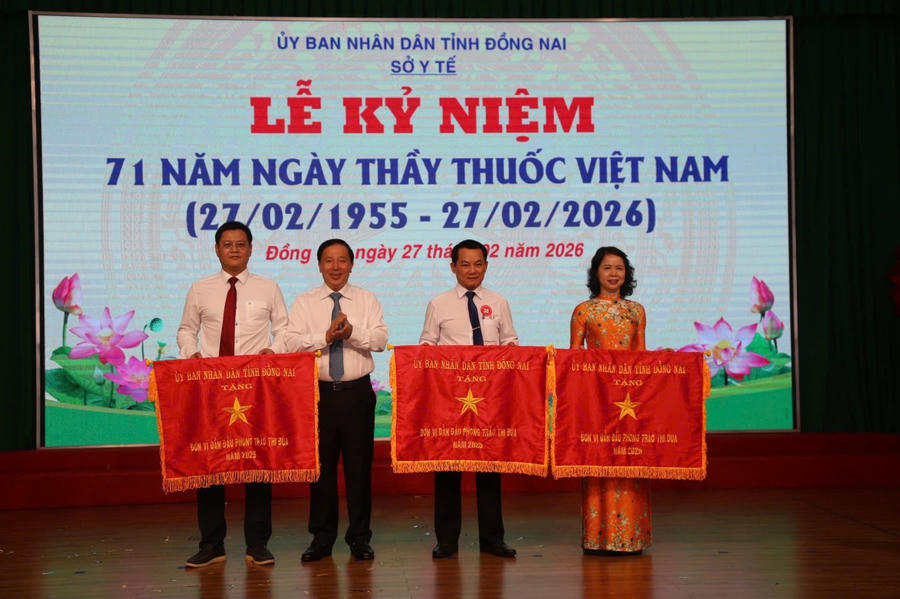 Phó Bí thư Tỉnh ủy, Chủ tịch UBND tỉnh Nguyễn Văn Út tặng Cờ thi đua của UBND tỉnh cho 3 tập thể.