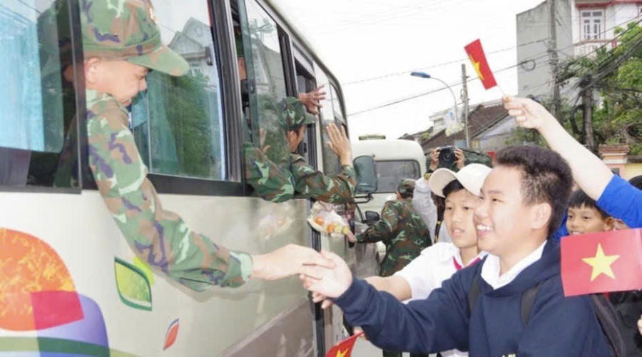 Cán bộ, chiến sĩ các đơn vị Quân đội chào tạm biệt nhân dân địa phương, trở về đơn vị. Ảnh: C.L