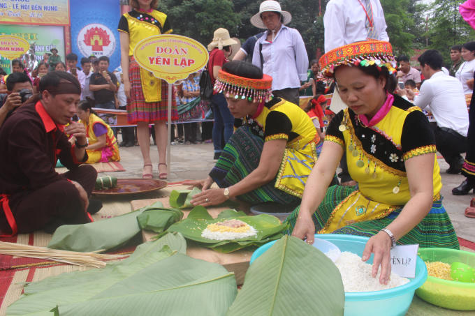 Các nghệ nhân của huyện Yên Lập hết sức khéo léo gói những chiếc bánh chưng nhanh và đẹp nhất có thể.