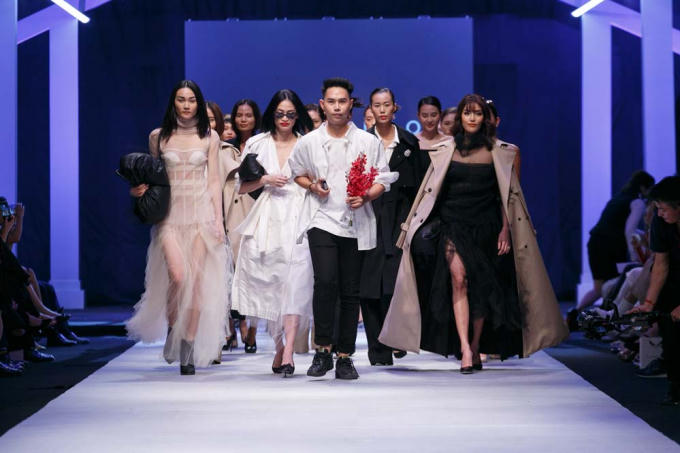 Siêu mẫu Lan Khuê diện đầm đen kiêu kỳ làm vedette trên sàn diễn Vietnam International Fashion Week Thu Đông 2018