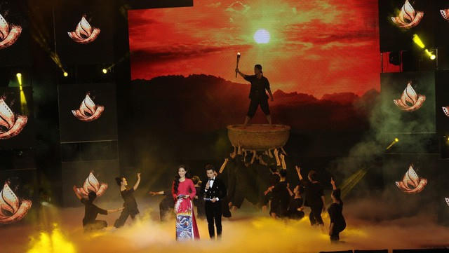Tiết mục mở màn của Liên hoan phim – hoạt cảnh Hoạt cảnh múa tương tác Hologram mang tên "Hừng đông trên biển"và nhiều tiết mục đặc sắc khác. Những điệu múa uyển chuyển, cảm xúc của các vũ công được thể hiện trên nền sân khấu với màn hình hologram độc đáo, âm thanh ánh sáng hiện đại tạo nên hiệu ứng lung linh, huyền ảo.
