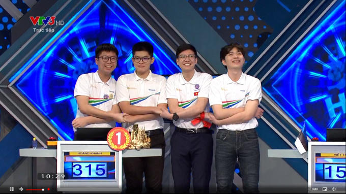 anh 1 4 nguoi leo nui