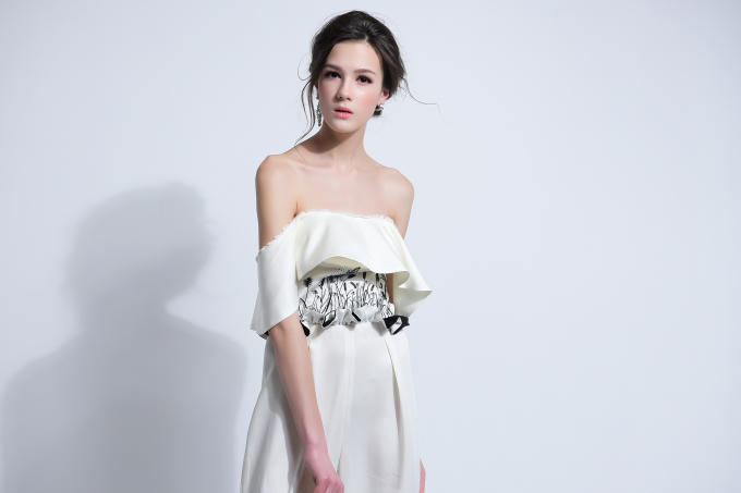 Gợi &yacute; trang phục họa tiết hoa cỏ cho ph&aacute;i đẹp v&agrave;o m&ugrave;a h&egrave;