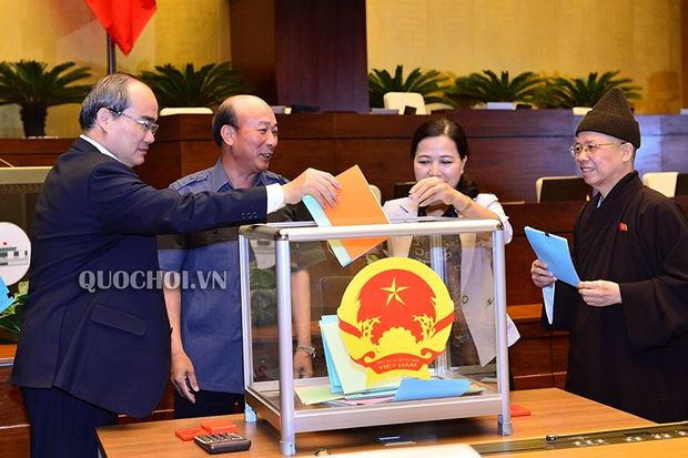 Các Đại biểu Quốc hội lấy phiếu tín nhiệm đối với những người giữ chức vụ do Quốc hội bầu hoặc phê chuẩn.