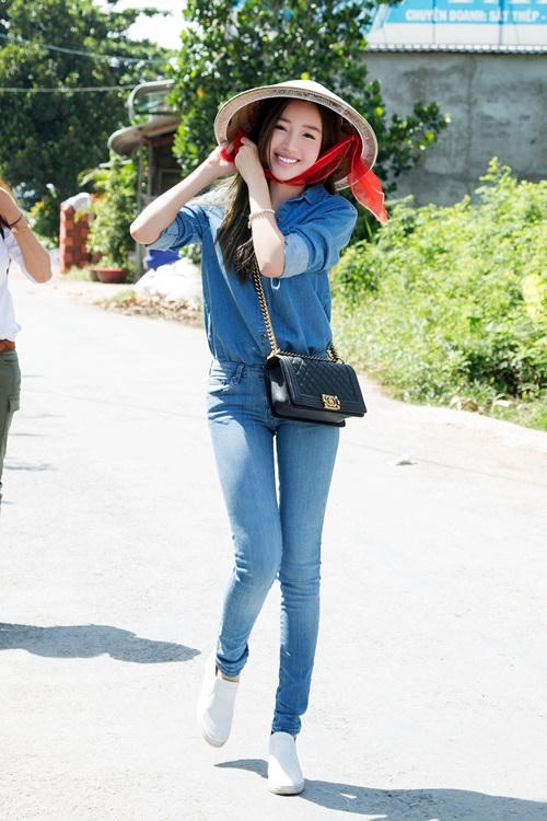 Elly Trần diện đồ năng động, cá tính trong chuyến từ thiện ở Tiền Giang. Ảnh: FB EllyTrần.