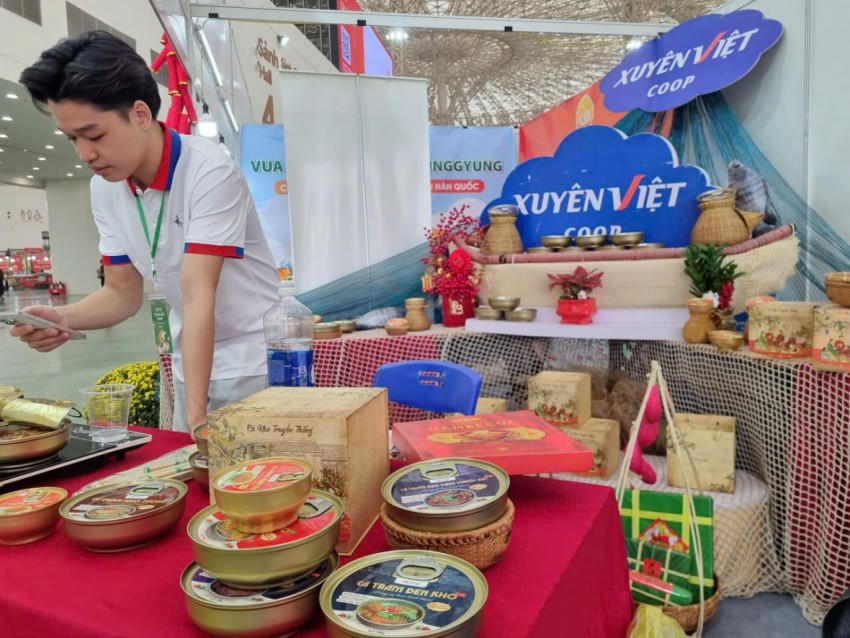 Sản phẩm cá kho không những được bày bán tại hội chợ mà còn được nhân viên live bán hàng trực tiếp trên không gian mạng.