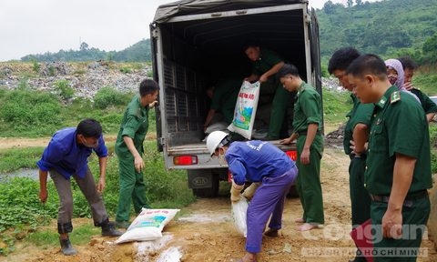 Cán bộ, chiến sĩ BĐBP vận chuyển số mì chính giả đi tiêu hủy.