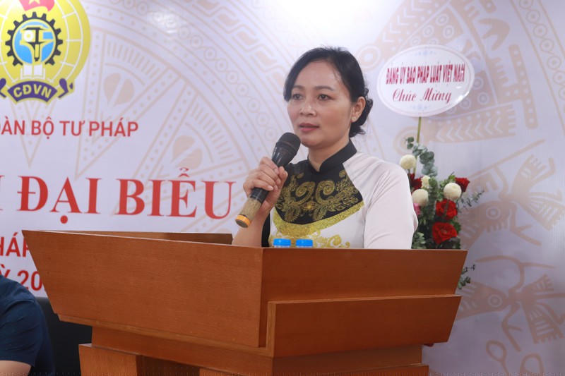 Chủ tịch Công đoàn Bộ Tư pháp Khương Thị Thanh Huyền nhấn mạnh, Công đoàn Báo PLVN cần tiếp tục làm tốt công tác chăm lo đời sống cho cán bộ, phóng viên, người lao động.