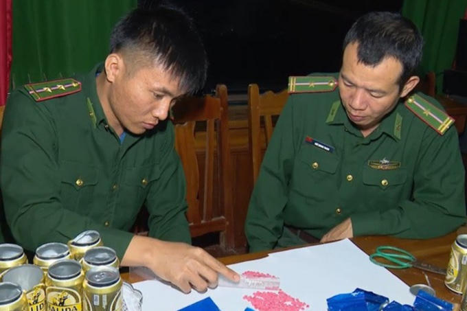 Hơn 26.000 viên ma túy tổng hợp được giấu trong các lon bia. (Ảnh: báo Lao động)