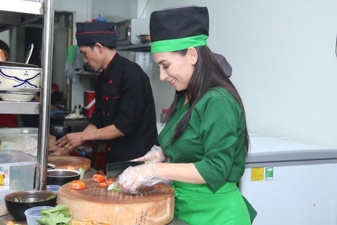 Sau những ngày bận rộn đi diễn, Phi Nhung không đi du lịch, mua sắm để thư giãn như các đồng nghiệp. Cô thường lui tới nhà hàng riêng của mình để tự tay nấu những món ăn chay tịnh.
