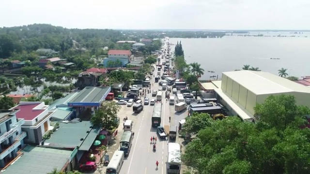 Từng dòng xe đổ về Quảng Bình, cứu trợ người dân vùng lũ.