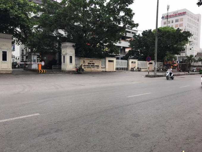Đoạn đường trước cổng Bệnh viện Lao Phổi, Bệnh viện Việt Pháp, và Bệnh viện Bạch Mai hằng ngày đông nghịt những người, xe ôm và taxi thì hôm nay vắng vẻ chỉ còn một hai người xe ôm ngồi ngón khách.