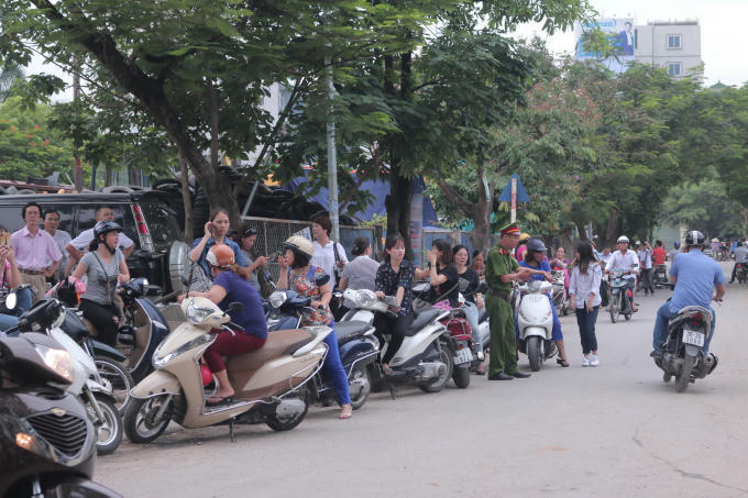 Nhiều chiến sĩ công an được điều đến địa điểm thi để hướng dẫn giao thông.
