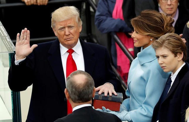 Tổng thống Donald Trump tuyên thệ trong lễ nhậm chức tại Điện Capitol ở Washington hôm 20/1. (Ảnh: Reuters)