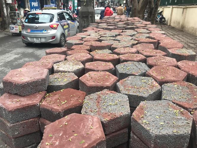Hàng trăm viên gạch block che kín một nửa vỉa hè đường Vũ Trọng Phụng..