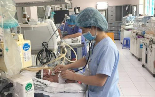 Một bệnh nhi viêm phổi điều trị tại BV Nhi TƯ. (Ảnh: vietnamnet.vn)