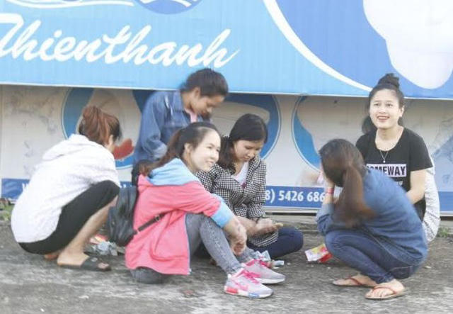 Nhiều bạn trẻ nhặt được nhiều phong bì với nhiều tiền