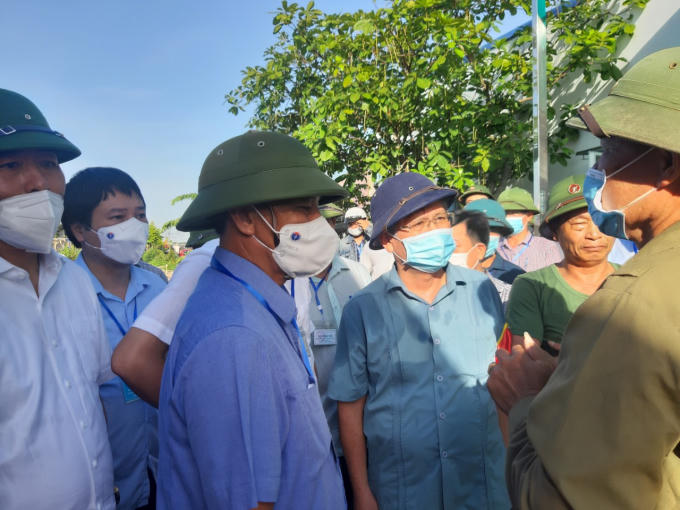 Chủ tịch UBND TP Hải Phòng vận động, thuyết phục người dân.