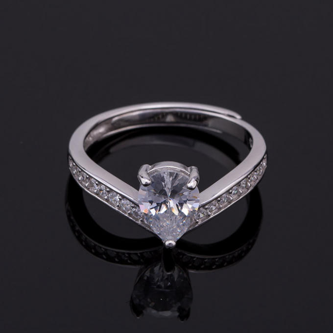 Mẫu nhẫn bạc đẹp nữ đính đá nhô ko chỉ nổi bật ở viên đá lớn hình giọt nước duyên dáng mà còn tạo sức hấp dẫn bởi thiết kế cách điệu khá độc đáo của thân nhẫn với đường cong nhọn tạo hình tim.