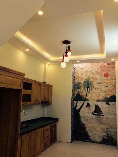 Không gian bếp được trang trí với bức tranh đá gắn cố định trên tường sang trọng làm tôn lên vẻ đẹp của căn nhà.