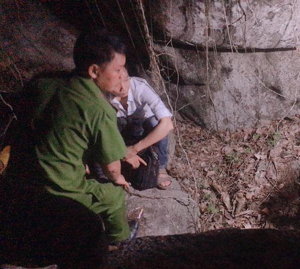 Lực lượng chức năng khám nghiệm hiện trường tại hang đá nơi phát hiện 2 bộ hài cốt. (Ảnh: báo Dân trí)