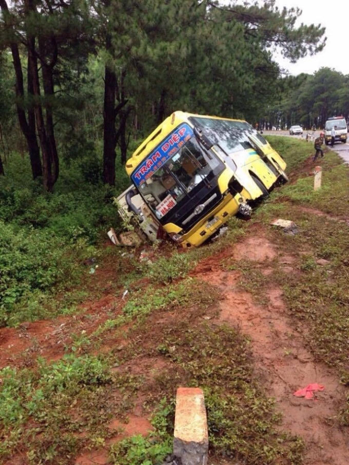 Tai nạn liên hoàn trên đường HCM, 20 hành khách thoát chết.