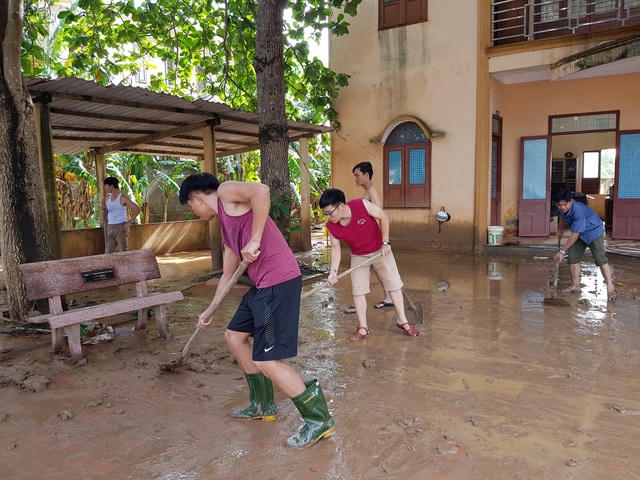 Tại UBND xã Triệu Thành, các lực lượng tập trung dọn bùn.