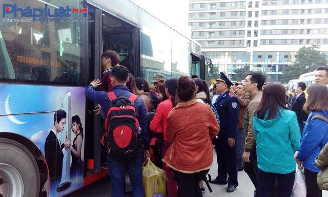Hành khách tập trung lên xe bus rời bến xe Mỹ Đình.