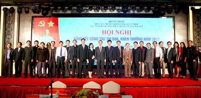 Các đại biểu tham dự Hội nghị chụp ảnh lưu niệm.