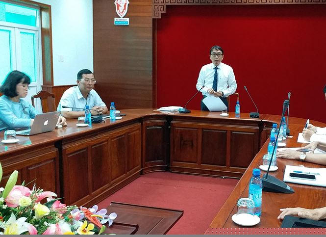 Ông Nguyễn Quang Linh (đứng) - Giám đốc ĐH Huế - khẳng định không có chuyện “trái luật” dùng ngân sách mua bán đất công do ĐH Huế quản lý.
