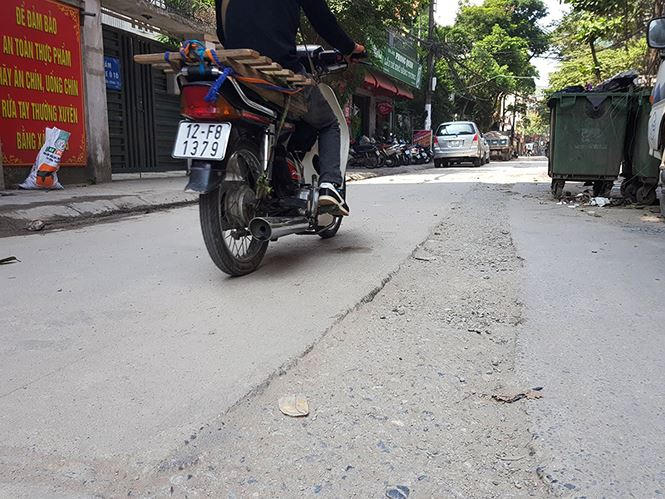 H&agrave; Nội: Sau vỉa h&egrave;, lại khốn khổ v&igrave; đường bị đ&agrave;o xới khắp nơi
