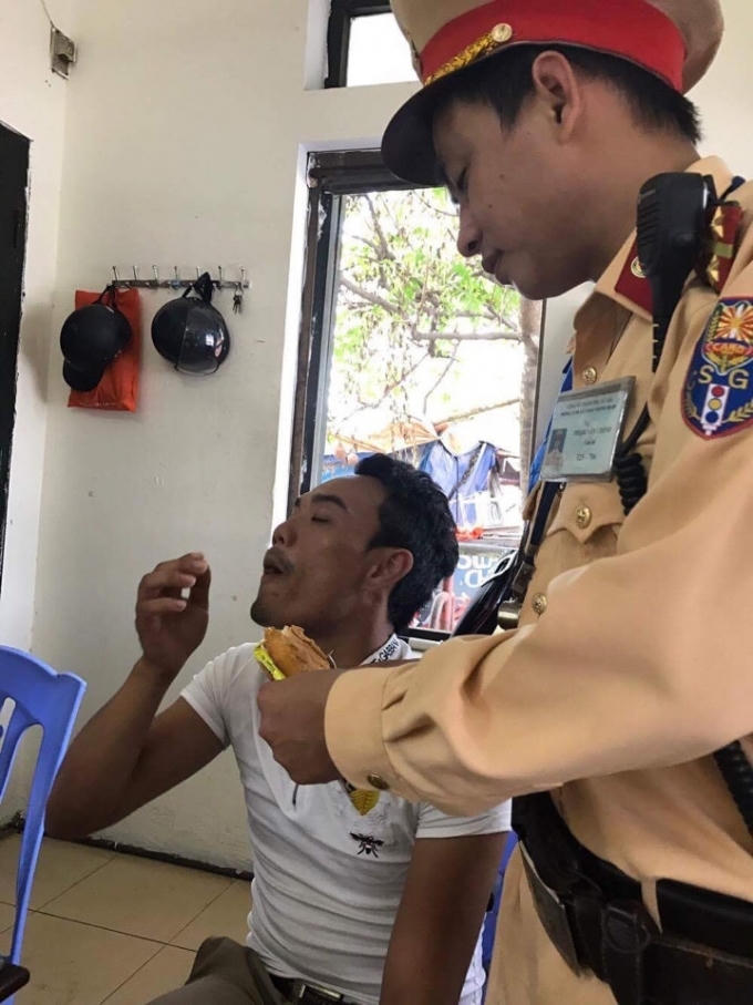 Nhận thấy thanh niên có biểu hiện không bình thường, các chiến sỹ tổ công tác tận tình giúp đỡ.