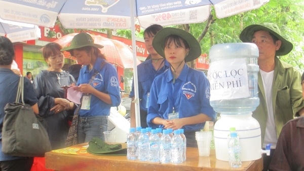 Các bình nước và các suất ăn được cung cấp miễn phí trong suốt thời gian diễn ra kỳ thi.