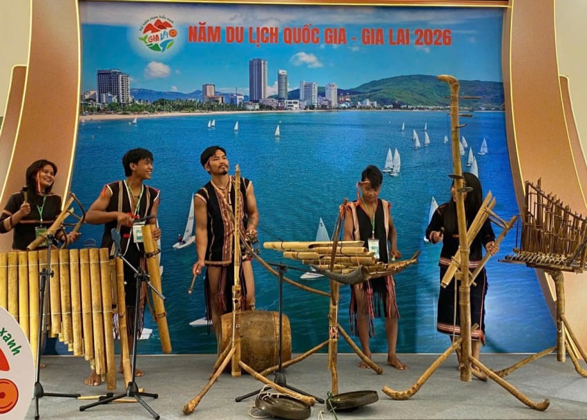 Tiếng cồng chiêng Tây Nguyên bừng tỉnh Hội chợ Mùa Xuân 2026
