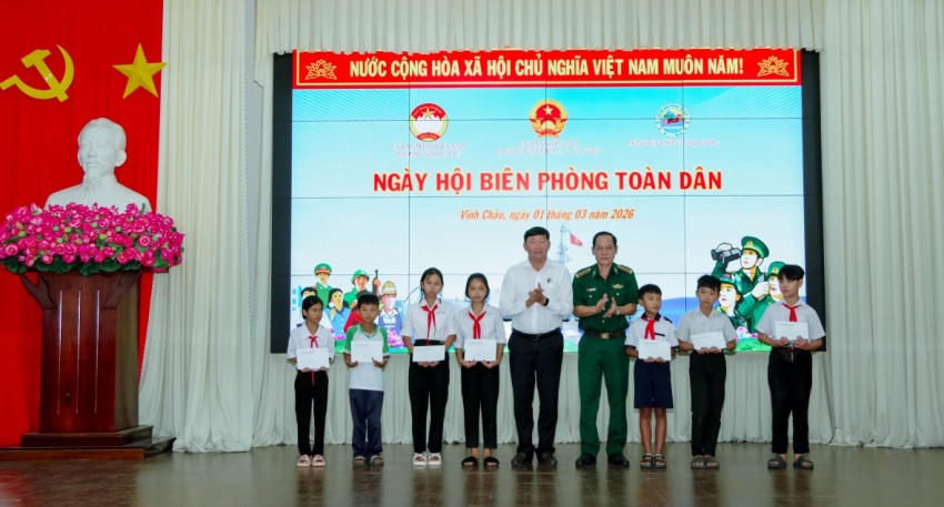Lãnh đạo Ban chỉ huy BĐBP TP Cần Thơ và UBND phường Vĩnh Châu trao học bổng cho các em học sinh.