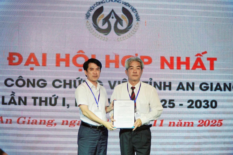Giám đốc Sở Tư pháp tỉnh An Giang Trịnh Tuấn Ngọc trao quyết định hợp nhất Hội Công chứng viên tỉnh An Giang.